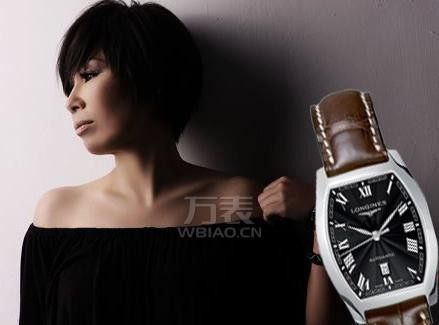 <em>Pub女王</em>黄小琥腕配万表网酒桶腕表犹如美酒